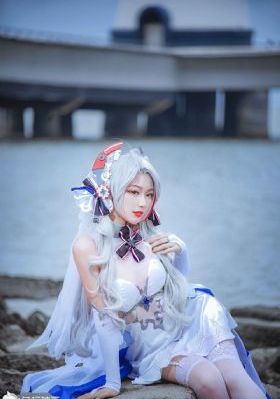 欧美明星花羽绒服街拍_720高清在线观看